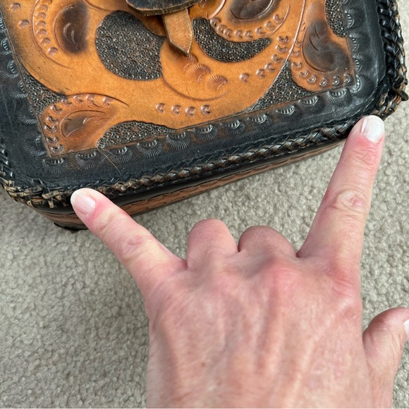 Vintage 60s Clifton’s Hand Tooled Leather Brown Caramel Adjustable Shoulder Bag - Picture 9 of 16